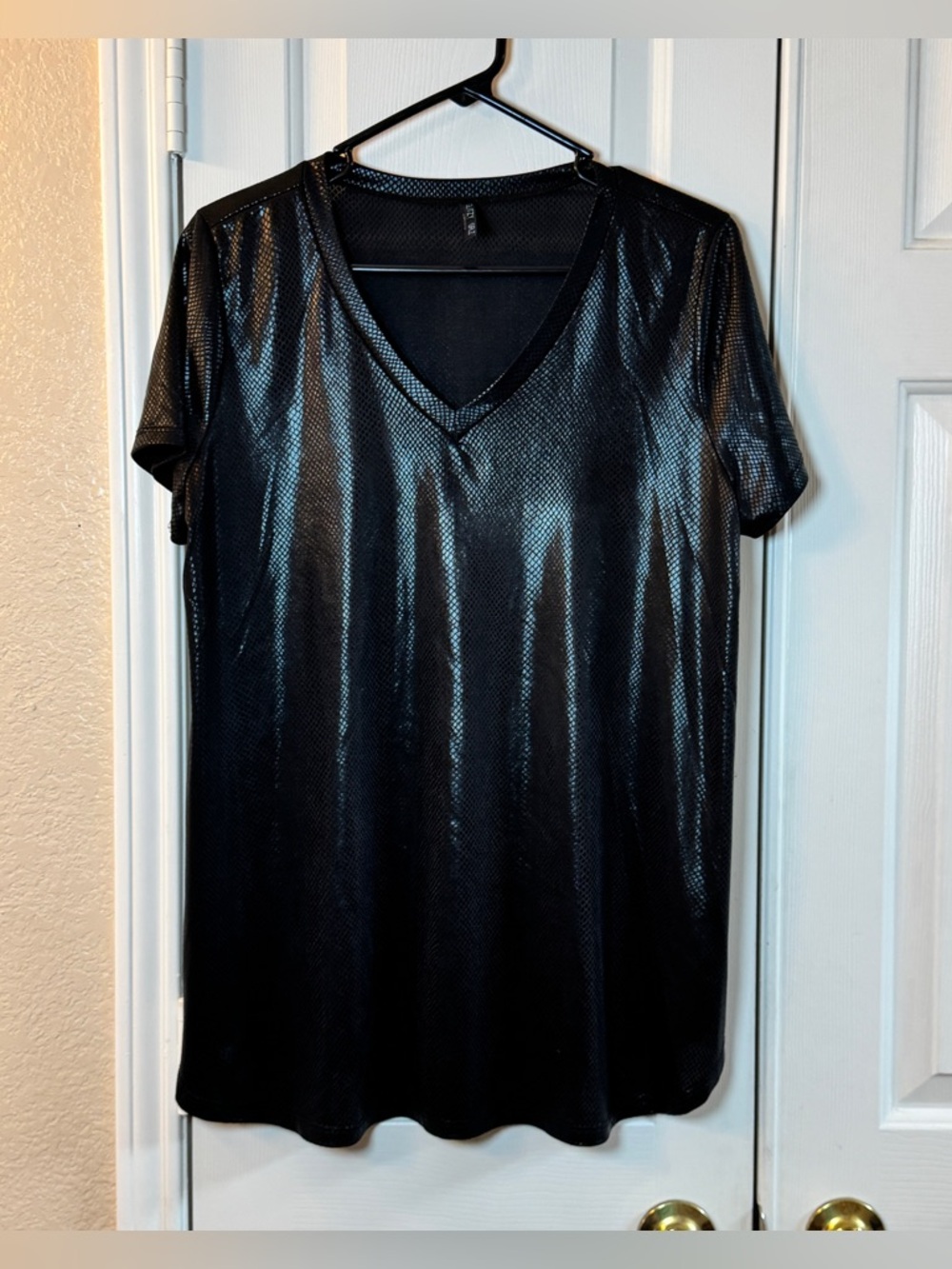 Black V-Neck Shimmer Scale Pattern‎ Womens Sz M Lightweight Top, Glitzy Girlz
